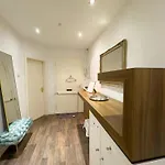 Citynah, Balkon, Grosse Kueche Und Garten Apartman *