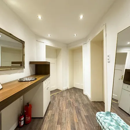 Citynah, Balkon, Grosse Kueche Und Garten Apartman *