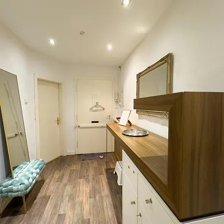 Citynah, Balkon, Grosse Kueche Und Garten Apartman *