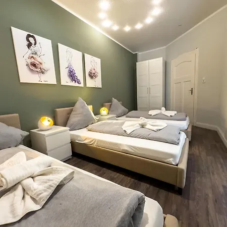 Citynah, Balkon, Grosse Kueche Und Garten Apartman